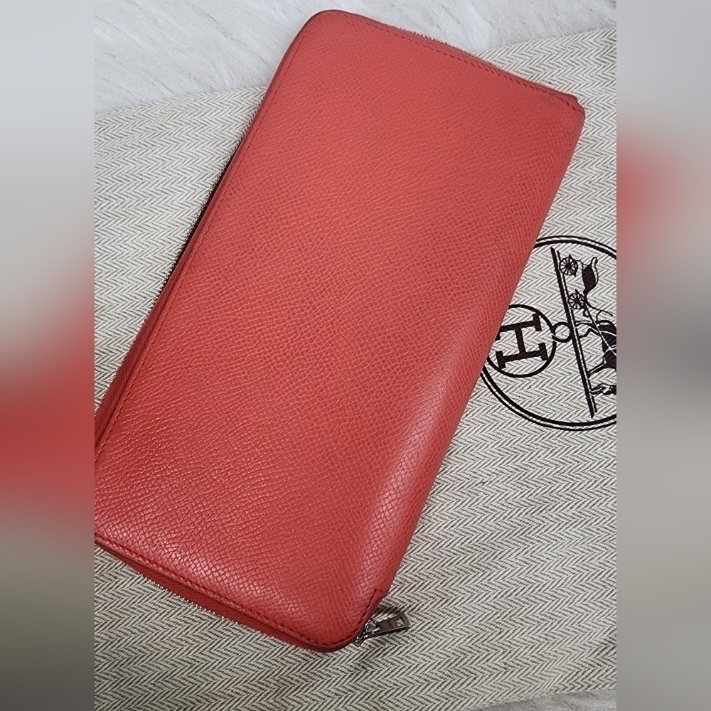 Hermès Leather Wallet – A Timeless Luxury with Character - Picture 9 of 12